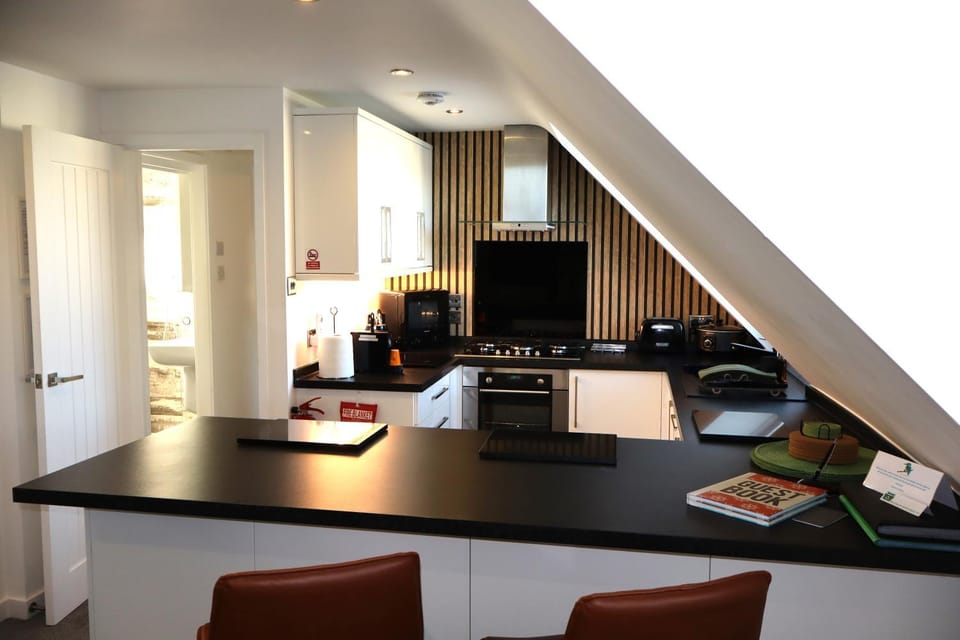 THE HIDEAWAY - LUXURY SELF CATERING COASTAL APARTMENT with PRIVATE ENTRANCE & KEY BOX ENTRY JUST A FEW MINUTES WALK TO THE BEACH, SOLENT WAY WALK, SHOPS and many EATERIES & BARS - FREE OFF ROAD PARKING,FULL KITCHEN, LOUNGE,BEDROOM , BATHROOM & WI-FI Apartment in Milford on Sea