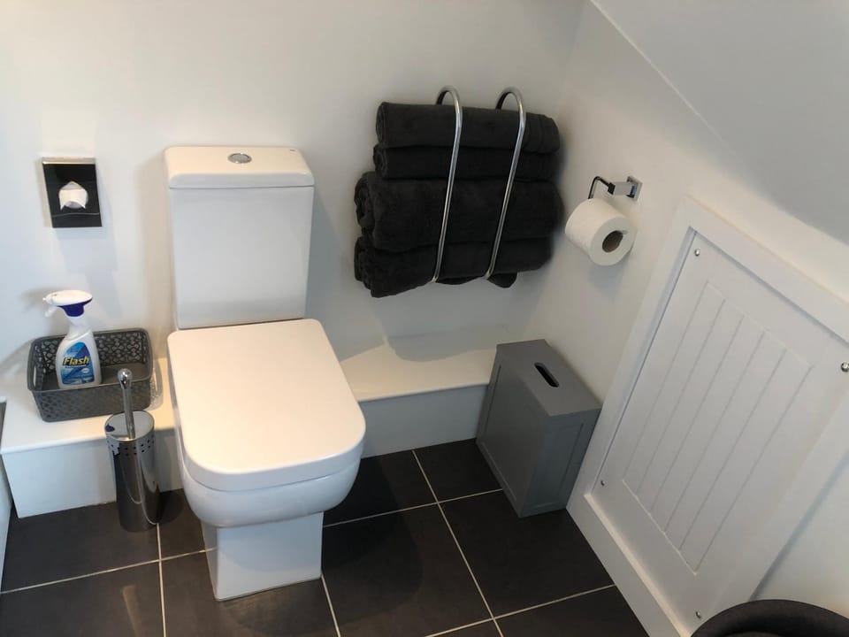 THE HIDEAWAY - LUXURY SELF CATERING COASTAL APARTMENT with PRIVATE ENTRANCE & KEY BOX ENTRY JUST A FEW MINUTES WALK TO THE BEACH, SOLENT WAY WALK, SHOPS and many EATERIES & BARS - FREE OFF ROAD PARKING,FULL KITCHEN, LOUNGE,BEDROOM , BATHROOM & WI-FI Apartment in Milford on Sea