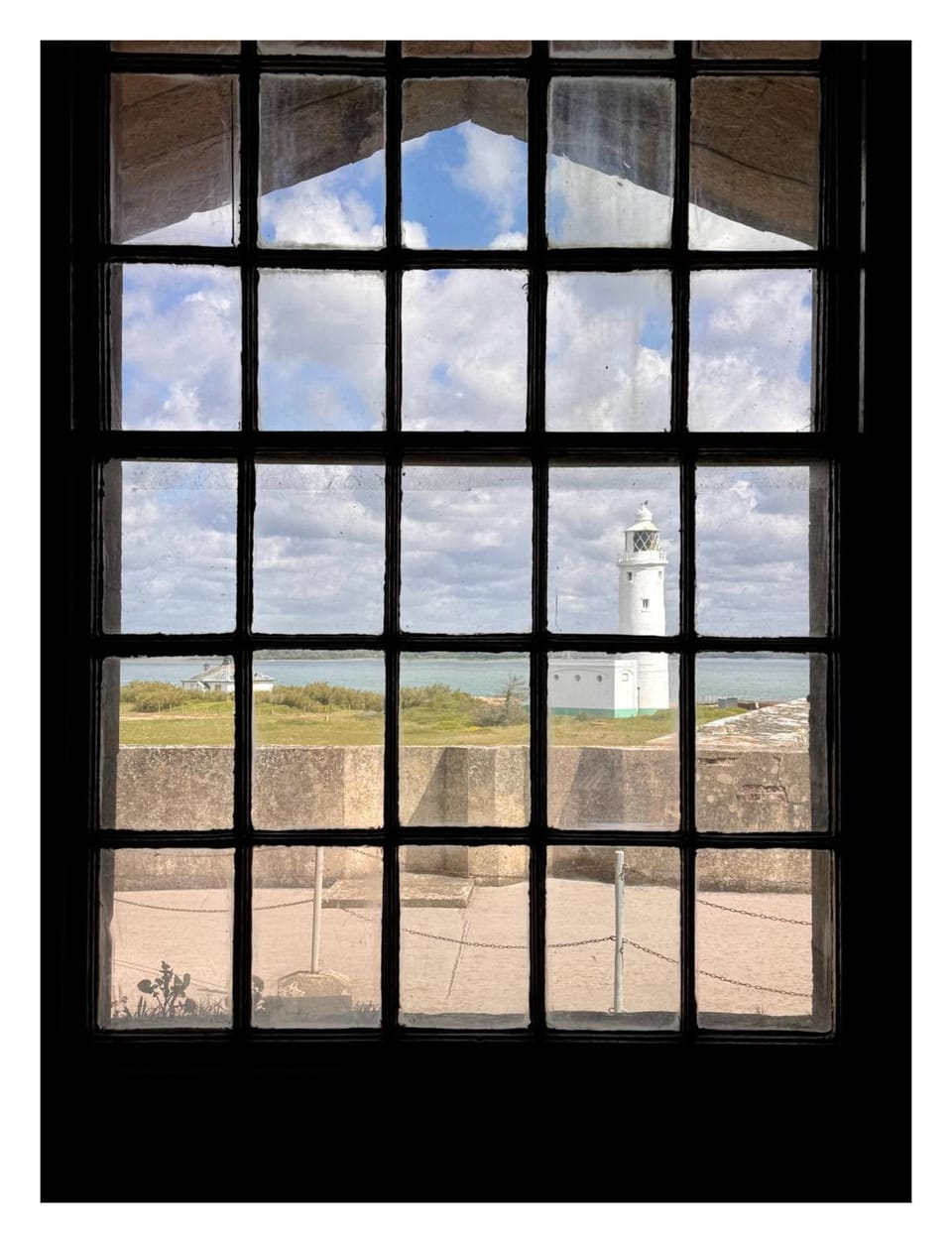 THE HIDEAWAY - LUXURY SELF CATERING COASTAL APARTMENT with PRIVATE ENTRANCE & KEY BOX ENTRY JUST A FEW MINUTES WALK TO THE BEACH, SOLENT WAY WALK, SHOPS and many EATERIES & BARS - FREE OFF ROAD PARKING,FULL KITCHEN, LOUNGE,BEDROOM , BATHROOM & WI-FI Apartment in Milford on Sea