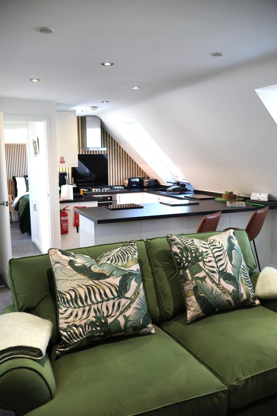 THE HIDEAWAY - LUXURY SELF CATERING COASTAL APARTMENT with PRIVATE ENTRANCE & KEY BOX ENTRY JUST A FEW MINUTES WALK TO THE BEACH, SOLENT WAY WALK, SHOPS and many EATERIES & BARS - FREE OFF ROAD PARKING,FULL KITCHEN, LOUNGE,BEDROOM , BATHROOM & WI-FI Apartment in Milford on Sea