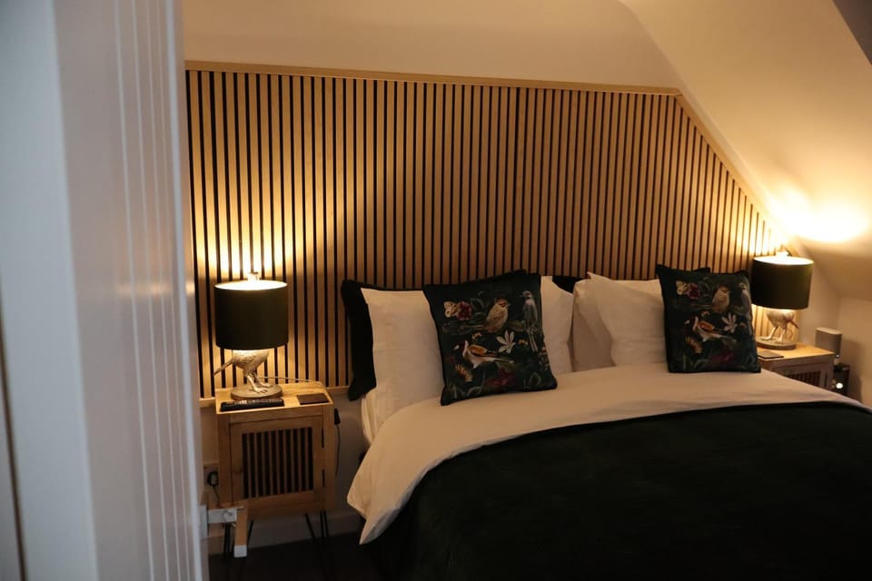 THE HIDEAWAY - LUXURY SELF CATERING COASTAL APARTMENT with PRIVATE ENTRANCE & KEY BOX ENTRY JUST A FEW MINUTES WALK TO THE BEACH, SOLENT WAY WALK, SHOPS and many EATERIES & BARS - FREE OFF ROAD PARKING,FULL KITCHEN, LOUNGE,BEDROOM , BATHROOM & WI-FI Apartment in Milford on Sea