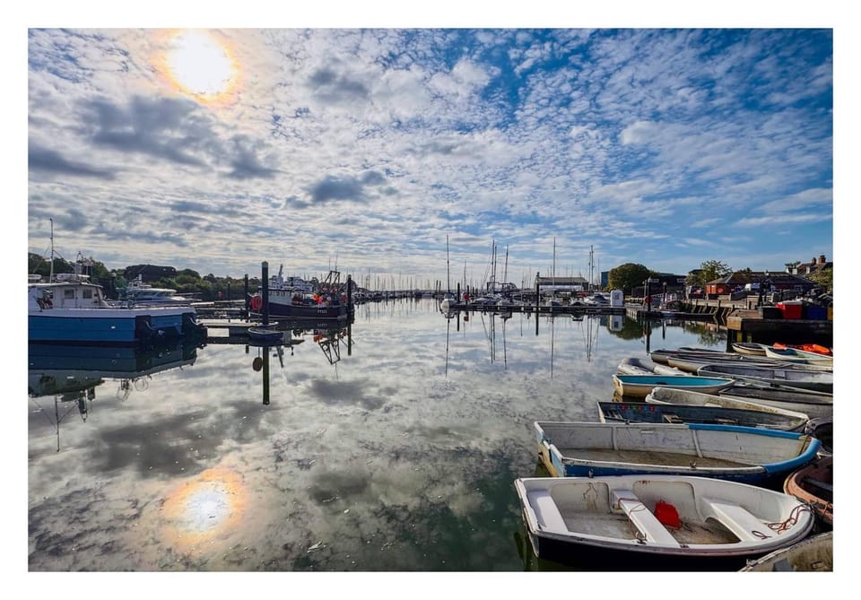 THE HIDEAWAY - LUXURY SELF CATERING COASTAL APARTMENT with PRIVATE ENTRANCE & KEY BOX ENTRY JUST A FEW MINUTES WALK TO THE BEACH, SOLENT WAY WALK, SHOPS and many EATERIES & BARS - FREE OFF ROAD PARKING,FULL KITCHEN, LOUNGE,BEDROOM , BATHROOM & WI-FI Apartment in Milford on Sea