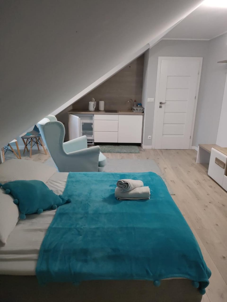 Bed, Living room, Photo of the whole room, Seating area, Bedroom, towels