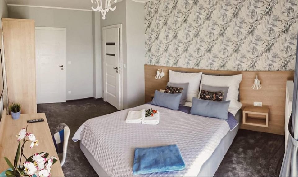 Bed, Bathroom, View (from property/room), Photo of the whole room, Bedroom, Garden view