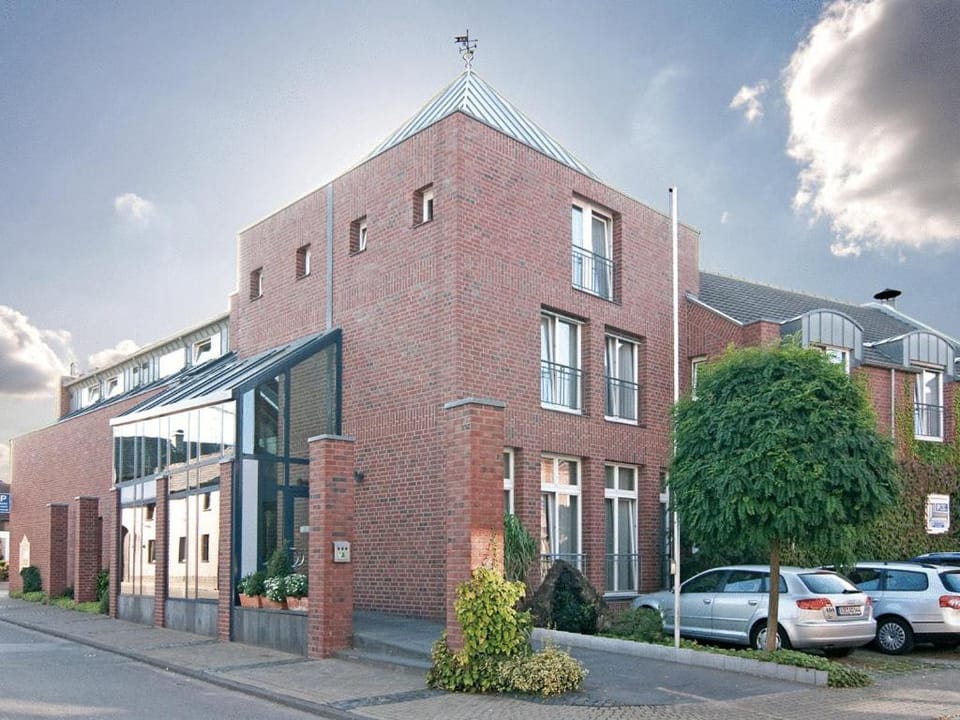 Property building, Day, Street view, Parking