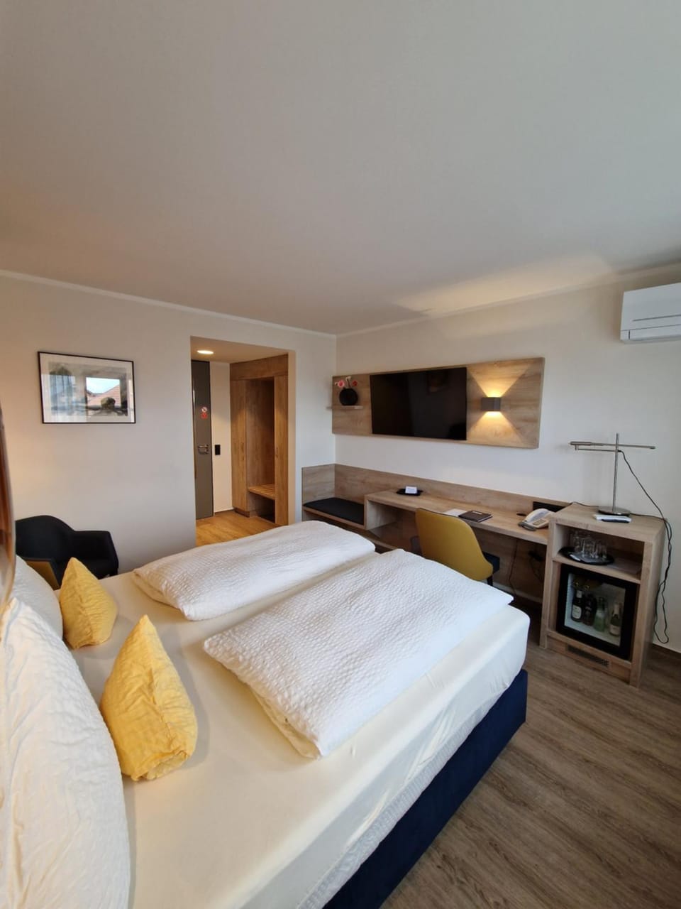 Bed, TV and multimedia, Photo of the whole room, Seating area, Evening entertainment, Bedroom, minibar