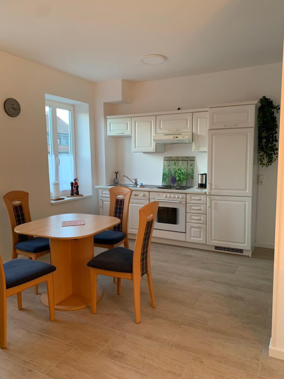 Kitchen or kitchenette, Seating area, Dining area, oven, stove