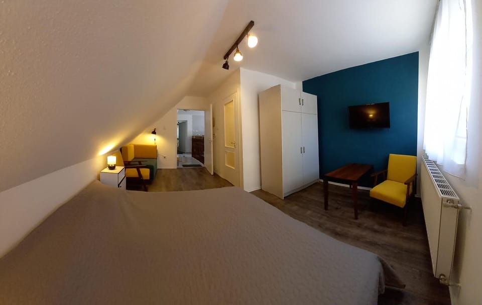 Bed, TV and multimedia, Photo of the whole room, Bedroom