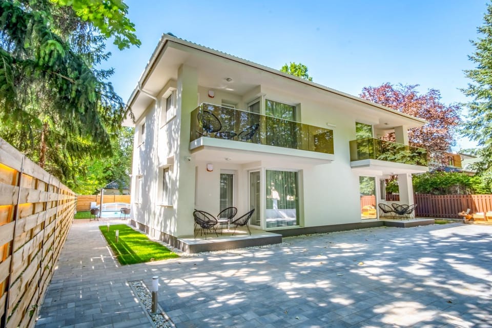 Property building, Garden, Balcony/Terrace