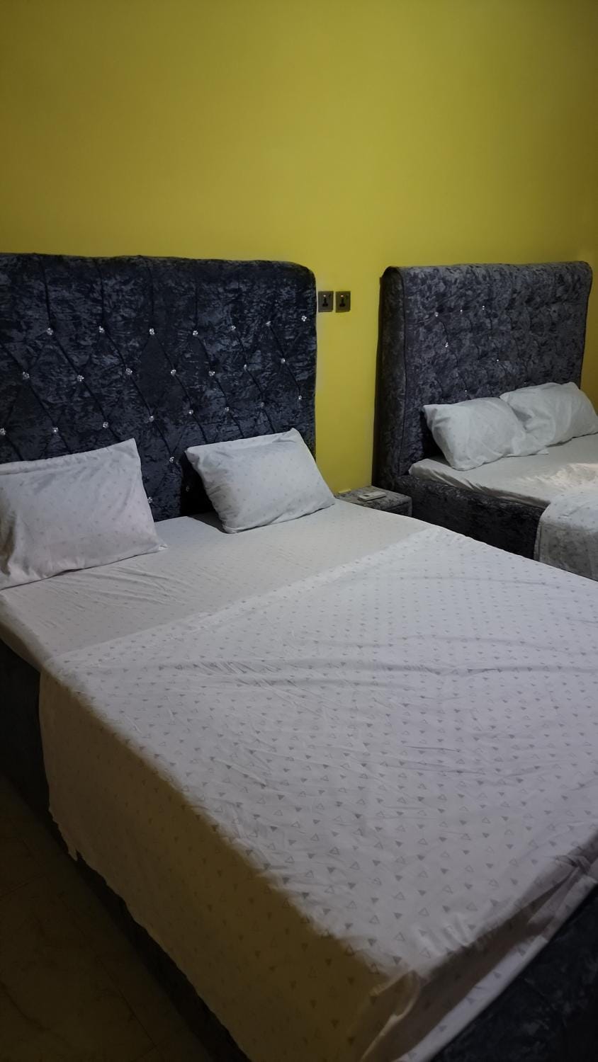 Jennabwa Lodge and Restaurant Bed and Breakfast in Freetown