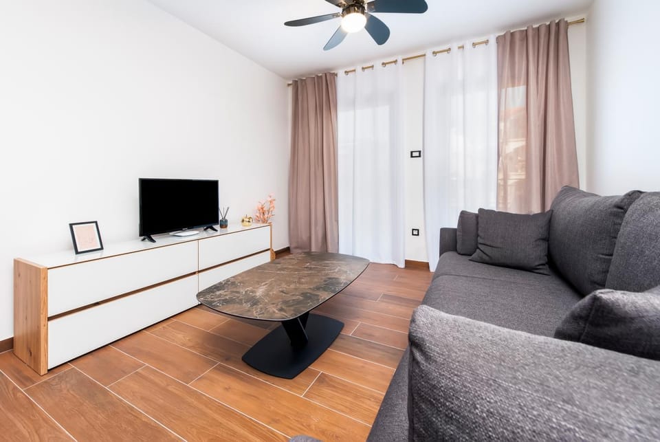 TV and multimedia, Living room, Seating area