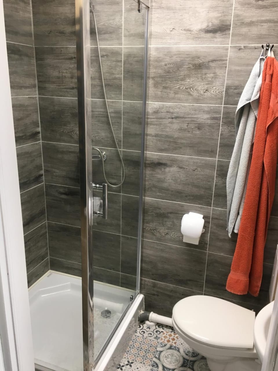 Shower, Toilet, Bathroom, towels