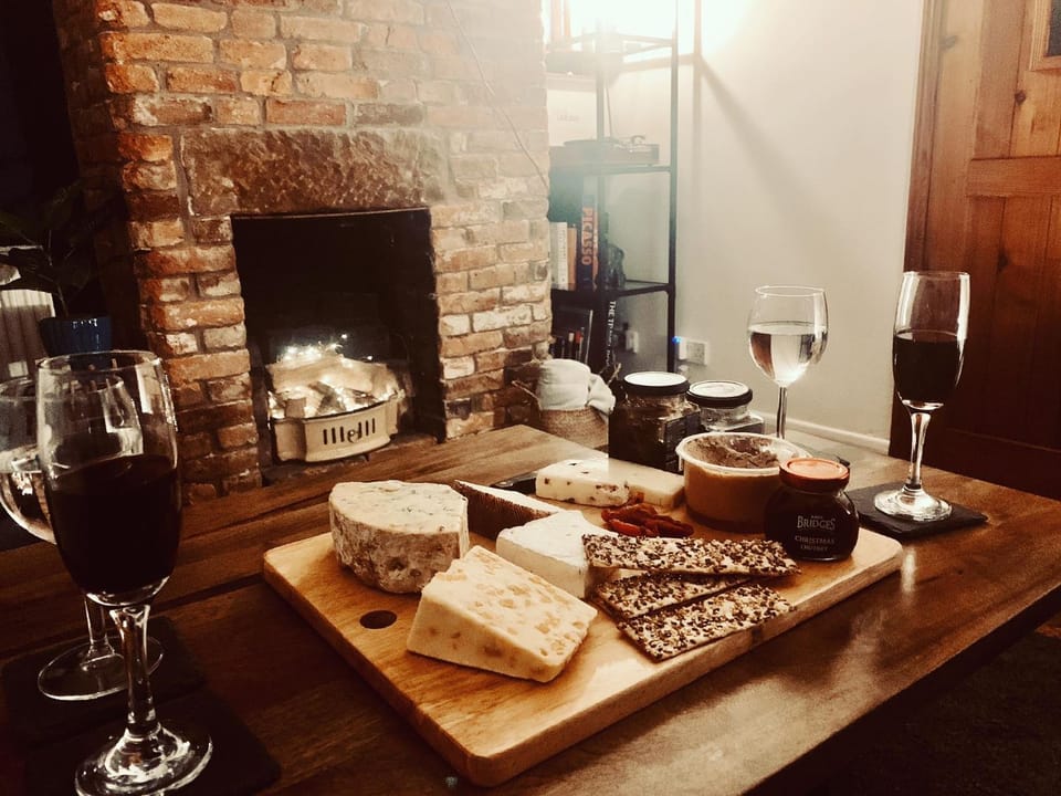 Living room, Food and drinks, Seating area, Food, Drinks