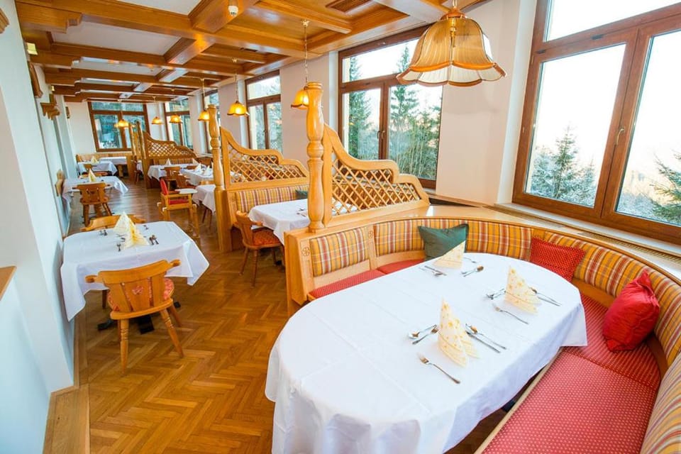 Restaurant/places to eat, Food and drinks, Banquet/Function facilities, Seating area, Food