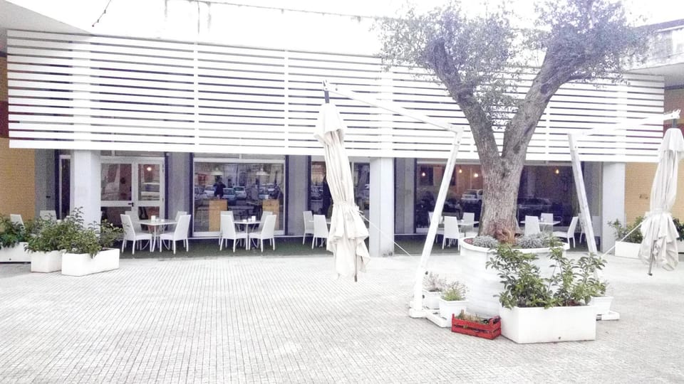 Restaurant/places to eat, Facade/entrance