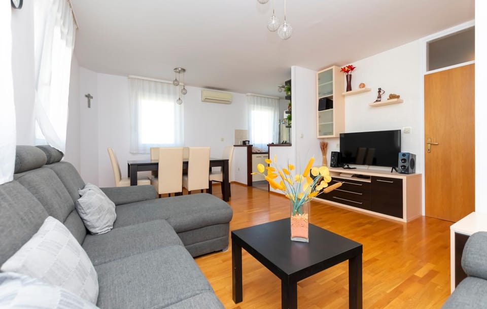 Communal lounge/ TV room, TV and multimedia, Living room, Seating area, Dining area