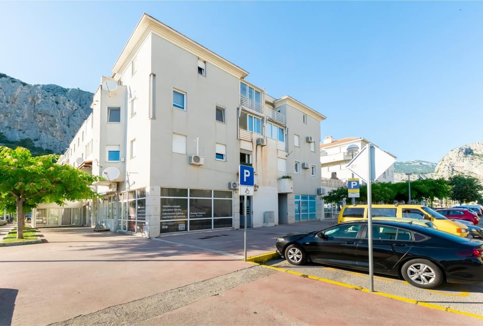 Property building, Neighbourhood, Street view, Parking