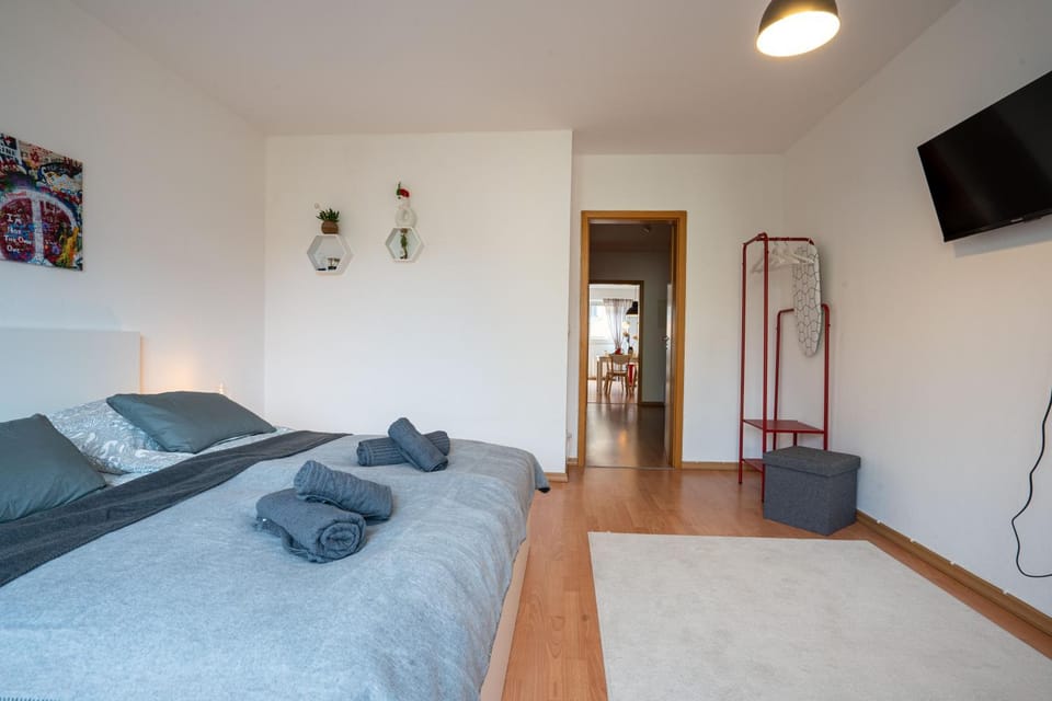 Bed, TV and multimedia, Bedroom