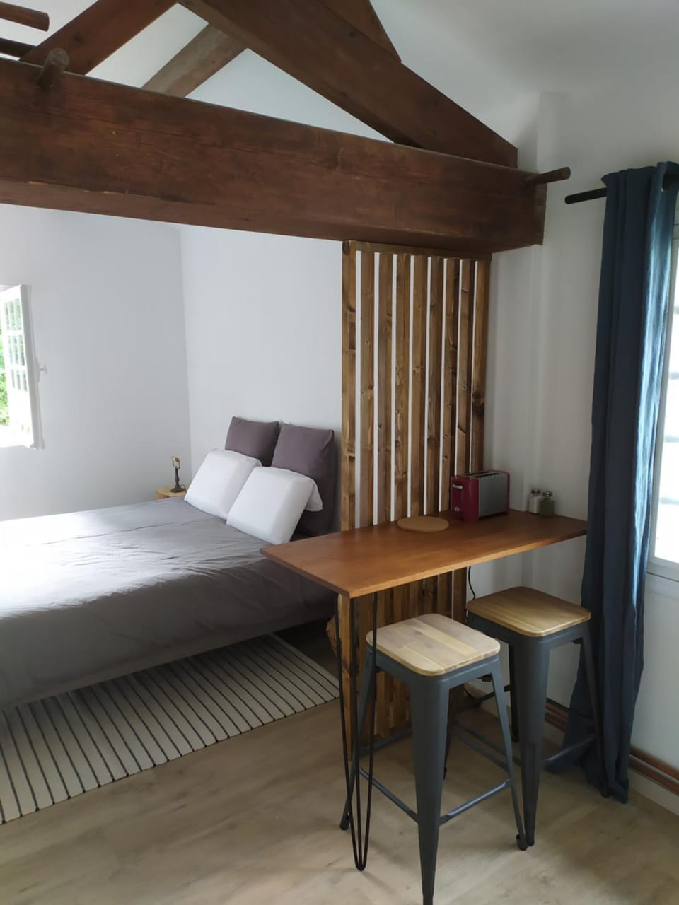 Bed, Photo of the whole room, Dining area