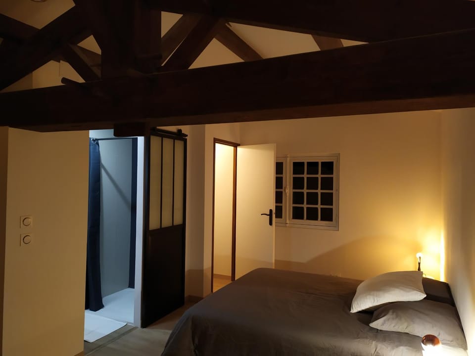 Bed, Photo of the whole room