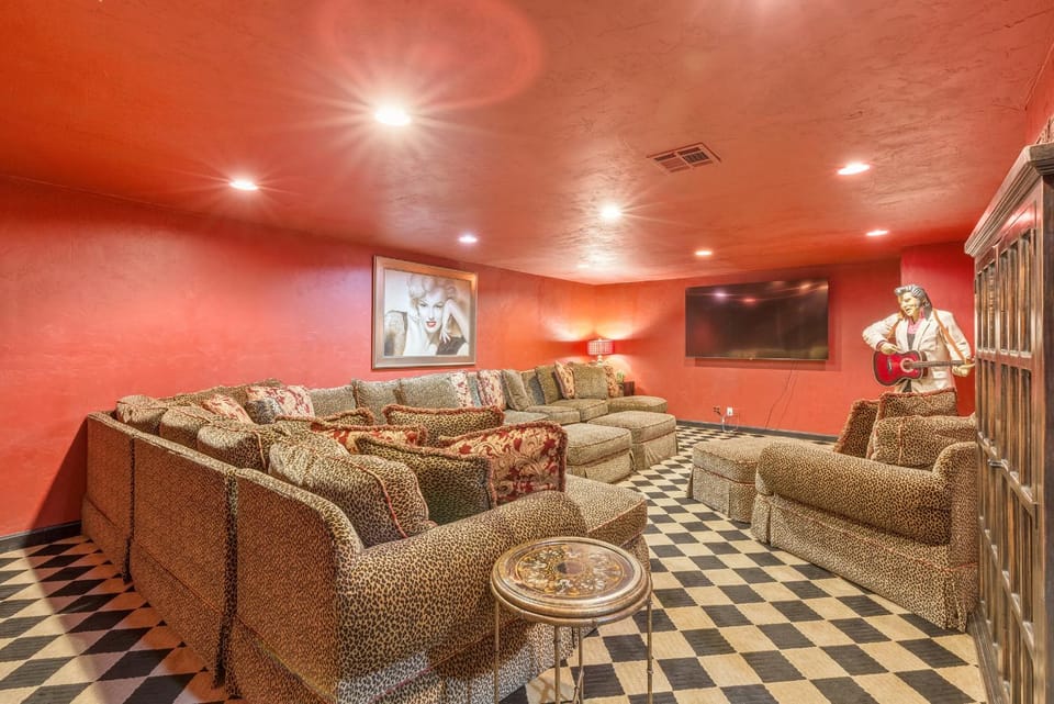 The Funky Monkey Inn Bed and Breakfast in Ozark Mountains
