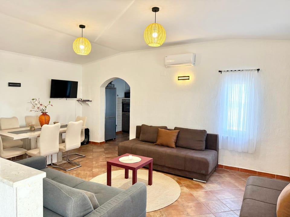 Living room, Dining area, air conditioner