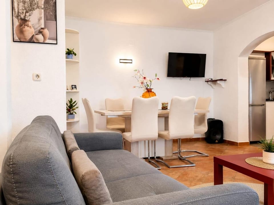 Communal lounge/ TV room, TV and multimedia, Living room, Seating area, Dining area