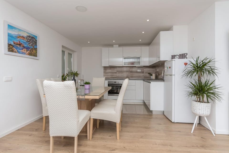 Kitchen or kitchenette, Dining area
