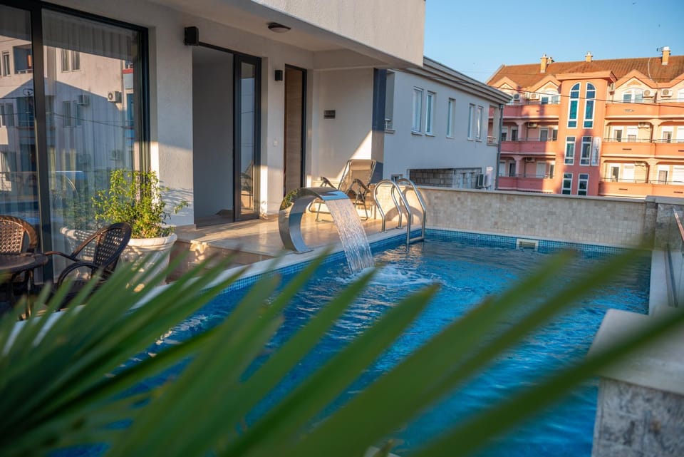 Balcony/Terrace, Living room, Pool view