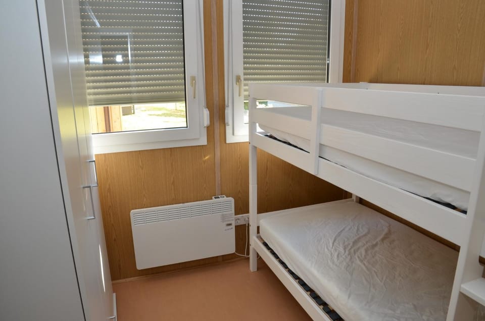 Bedroom, bunk bed