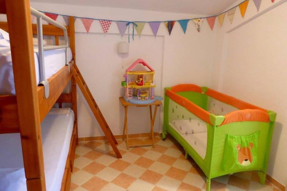 Photo of the whole room, children, young children, older children, cot, bunk bed