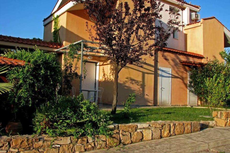 Property building, Patio, Facade/entrance, Garden
