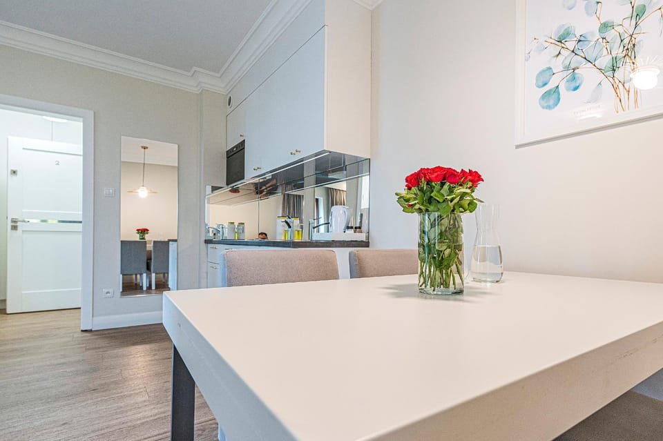 Kitchen or kitchenette, Living room, Seating area, Dining area, stove