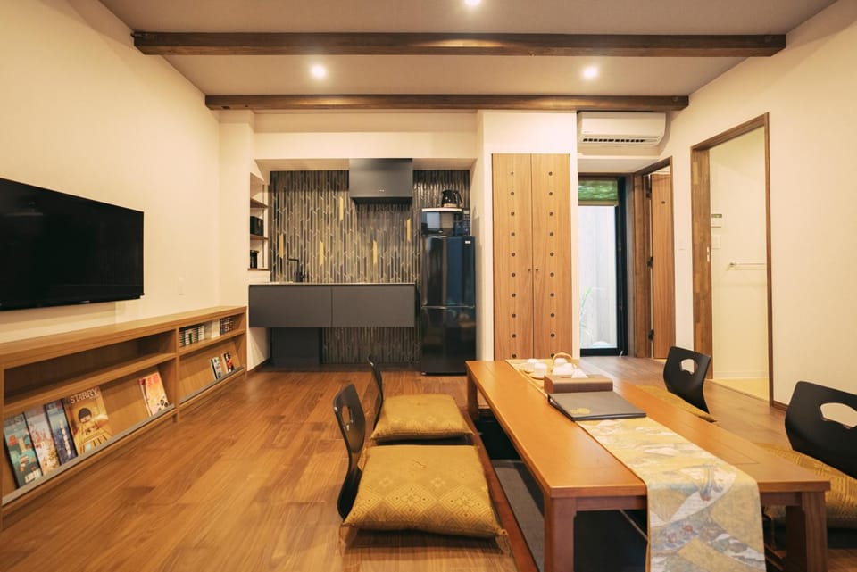 TV and multimedia, Kitchen or kitchenette, Living room, Seating area