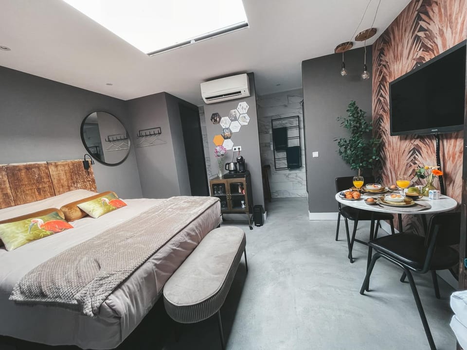 Bed, Seating area, Breakfast, air conditioner