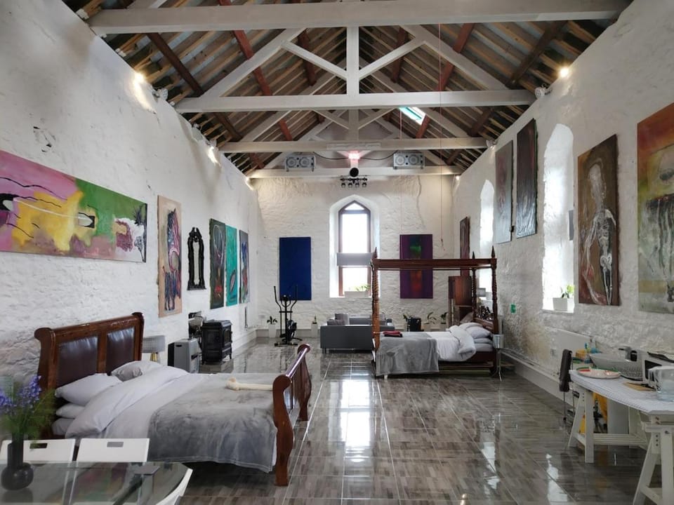 Bed, Living room, Photo of the whole room, Seating area, Bedroom