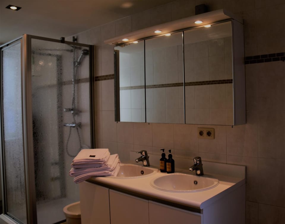 Shower, Bathroom, towels