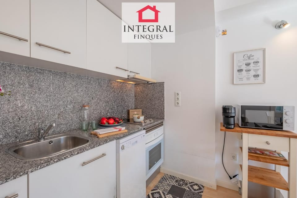 Coffee/tea facilities, dishwasher, microwave, oven, stove, kitchen