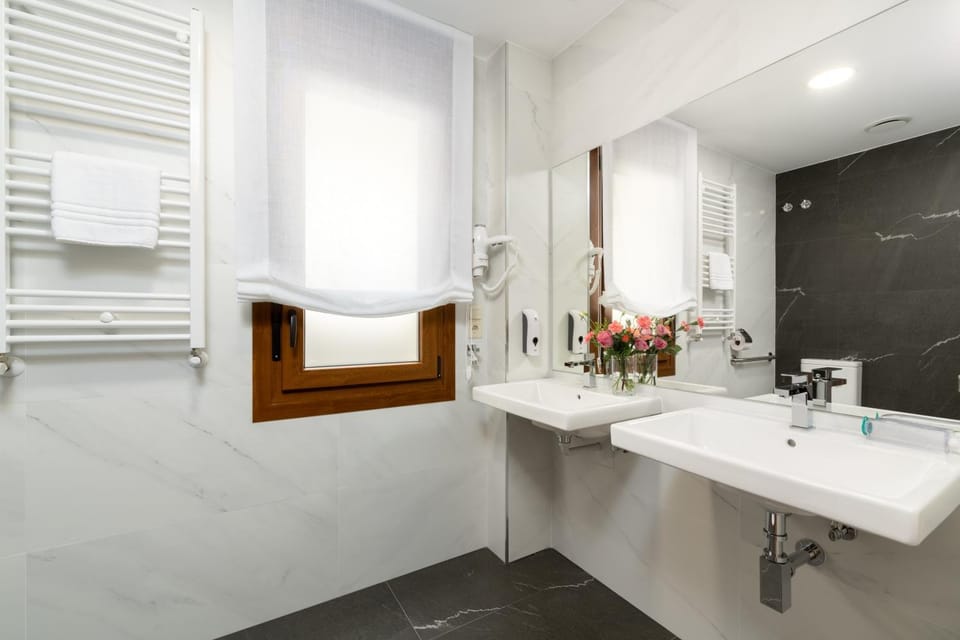 Bathroom, Facility for disabled guests