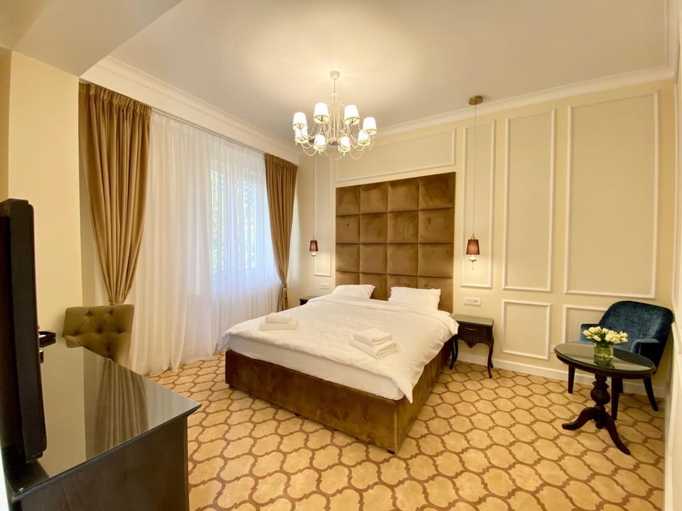 Bed, Photo of the whole room, Seating area