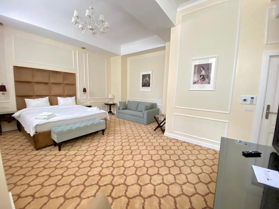 Bed, Photo of the whole room, Seating area