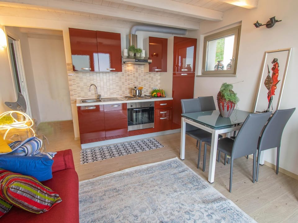 Kitchen or kitchenette, Dining area