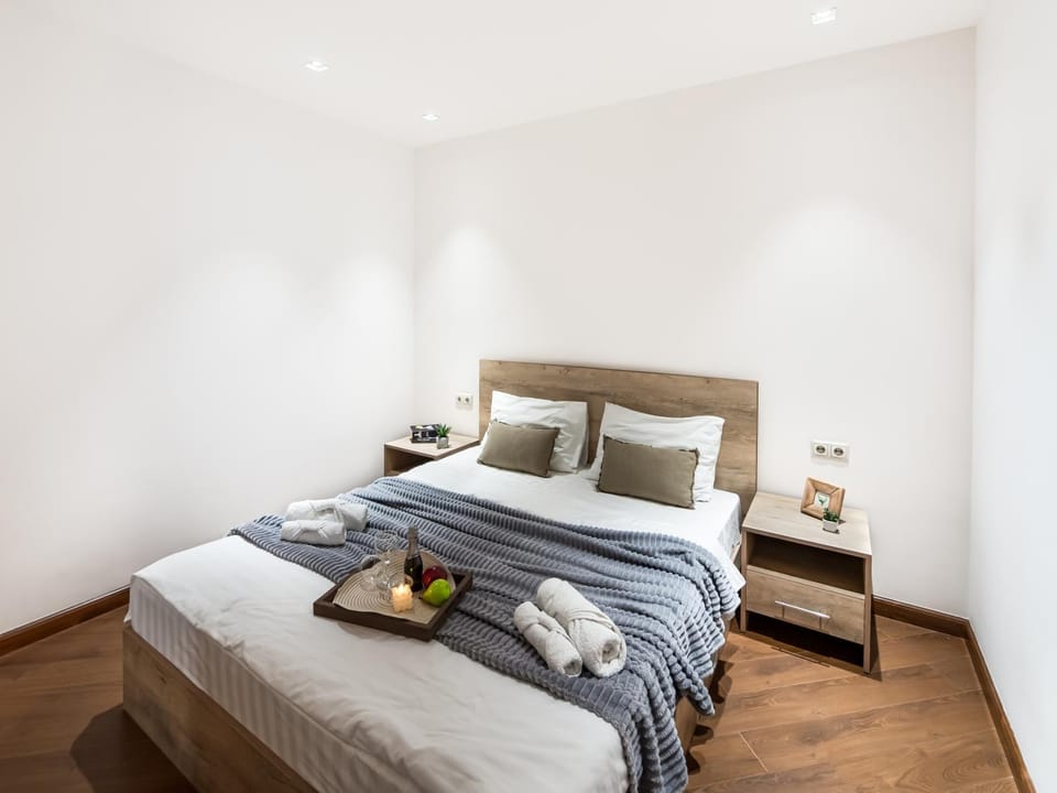 Bed, Photo of the whole room, Bedroom, towels