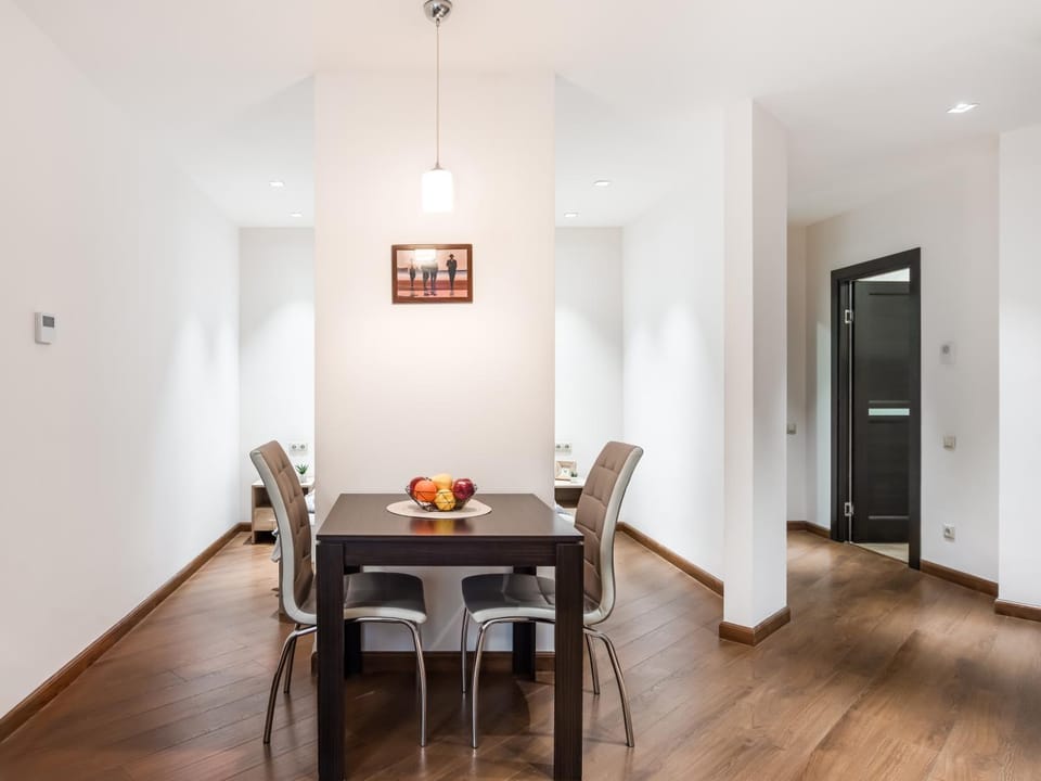 Kitchen or kitchenette, Living room, Seating area, Dining area