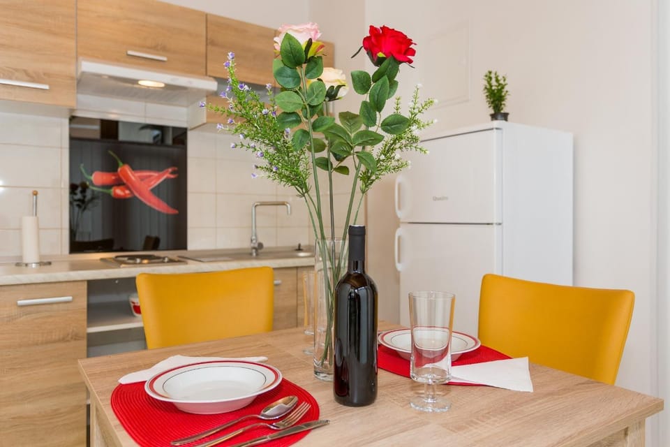 Kitchen or kitchenette, Dining area
