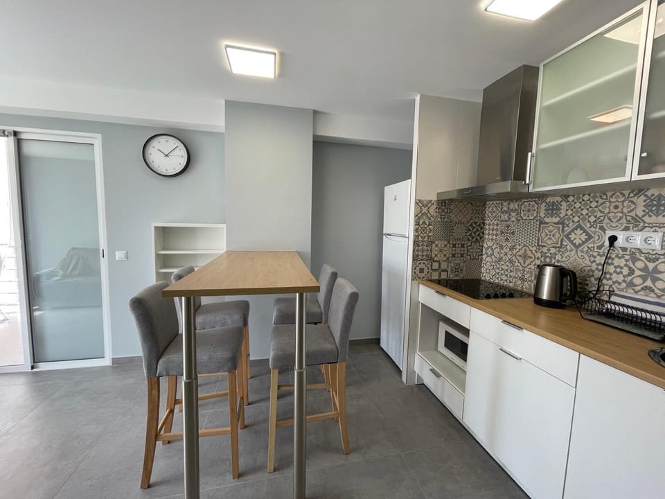 Kitchen or kitchenette, minibar
