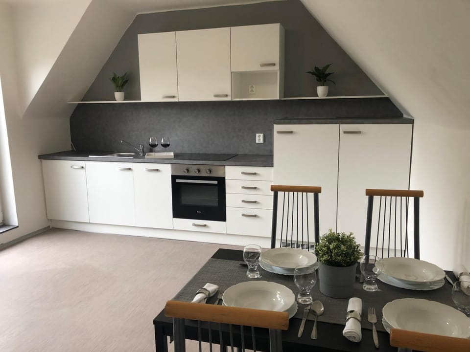 Coffee/tea facilities, Kitchen or kitchenette, Dining area, stove