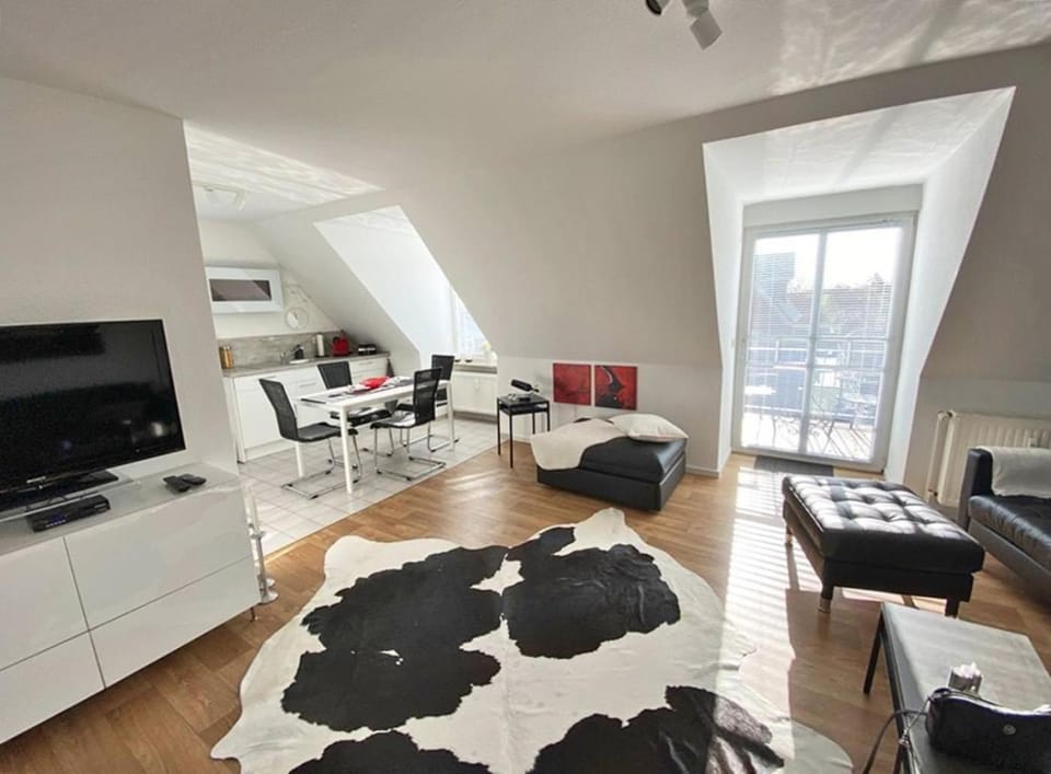 TV and multimedia, Living room, Seating area, Dining area, Evening entertainment
