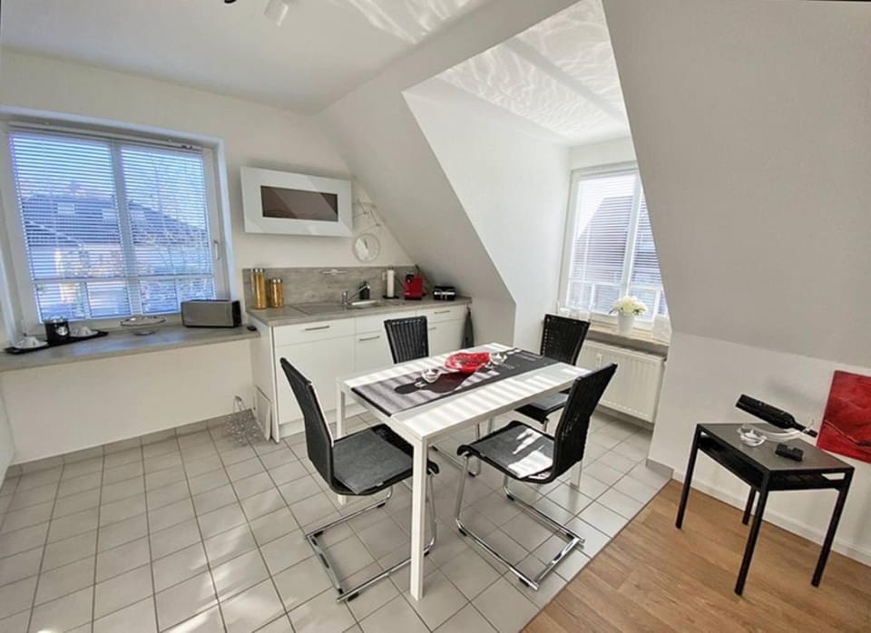 Kitchen or kitchenette, Seating area, Dining area