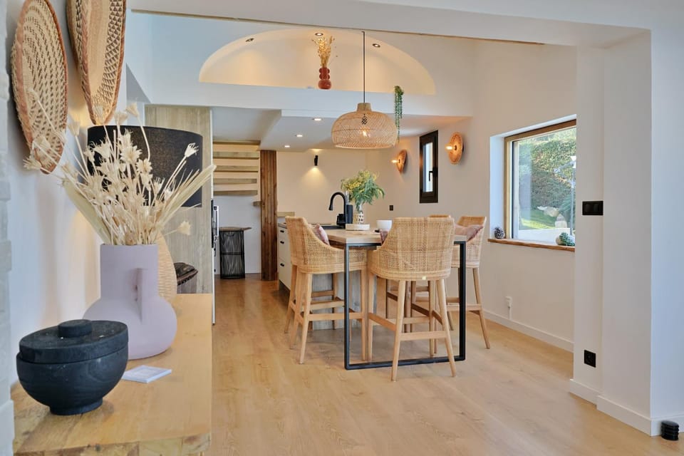 Kitchen or kitchenette, Seating area
